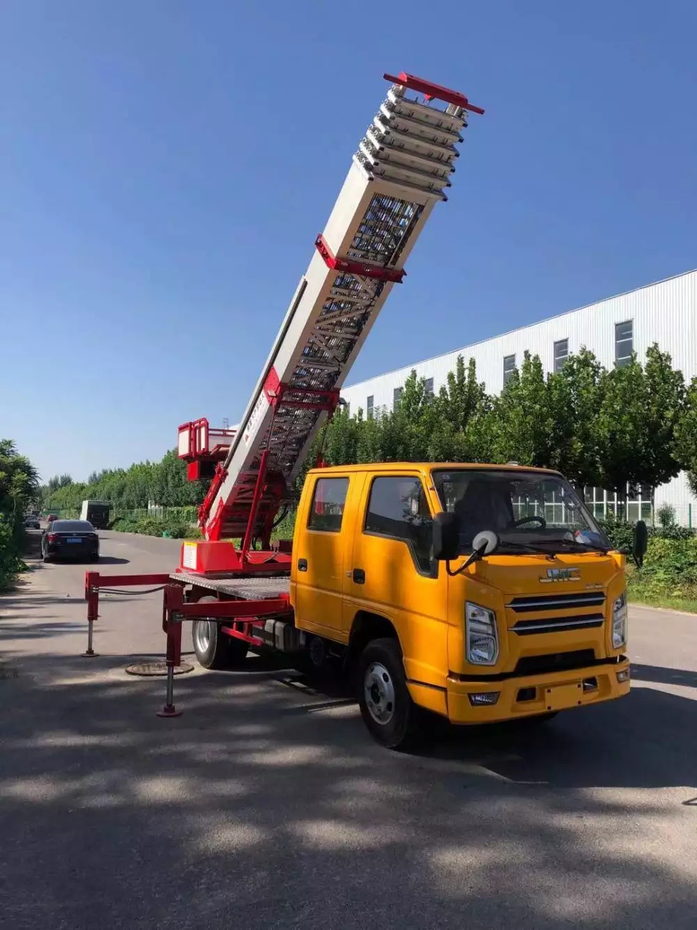 宽城县附近的云梯车出租服务：轻松解决高空作业需求